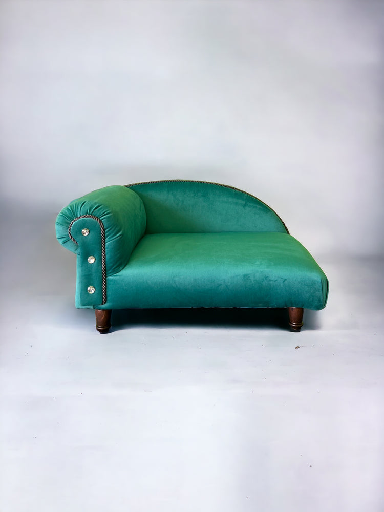 The Émeraude Pet Fainting Couch.