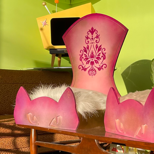 Petite chaise gothique pour animaux de compagnie | Démasque rose 